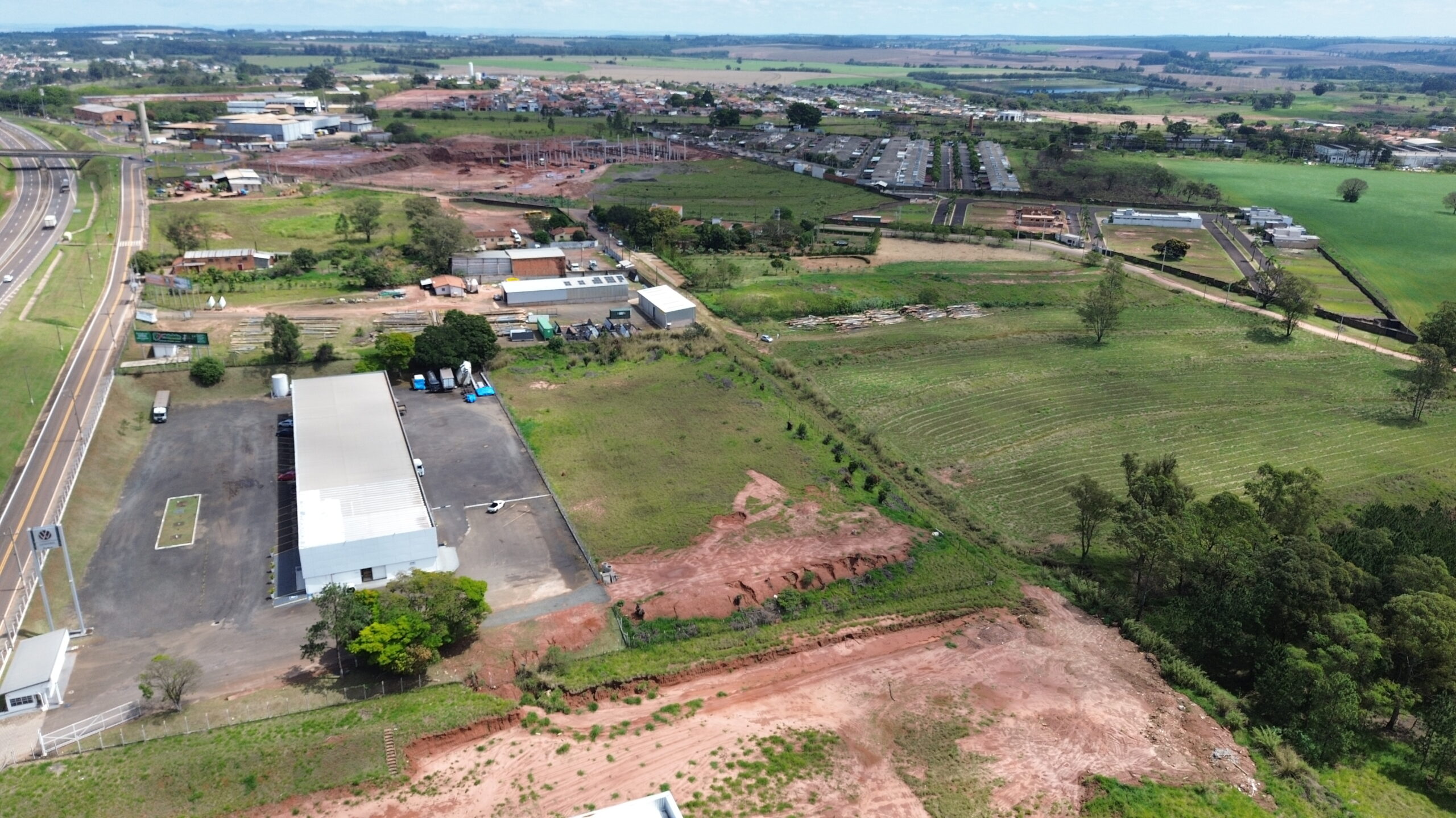 Vista de drone da área ao lado da rodovia