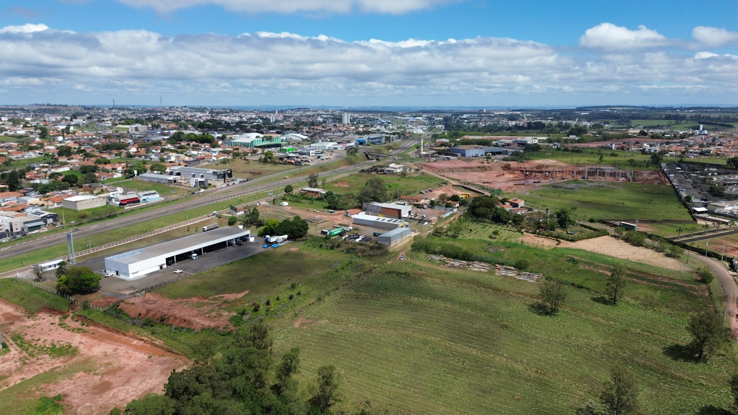 Vista aérea da área de 10.382 m² em Avaré, ao lado da SP-255
