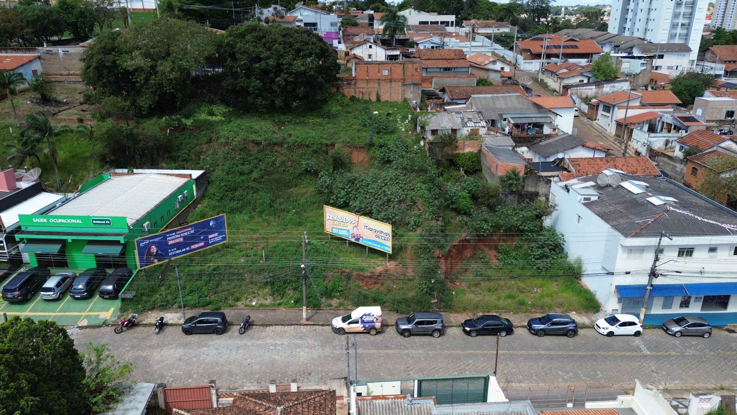 Vista frontal de drone da área na Rua Santa Catarina, com prédios do Centro de Avaré ao fundo
